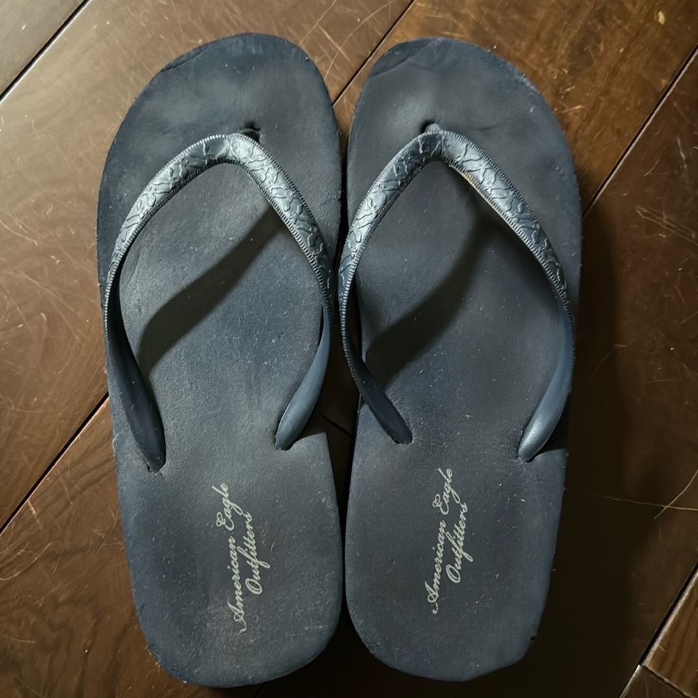 AMERICAN EAGLE NAVY BLUE FLIP FLOPS with wedge size 8